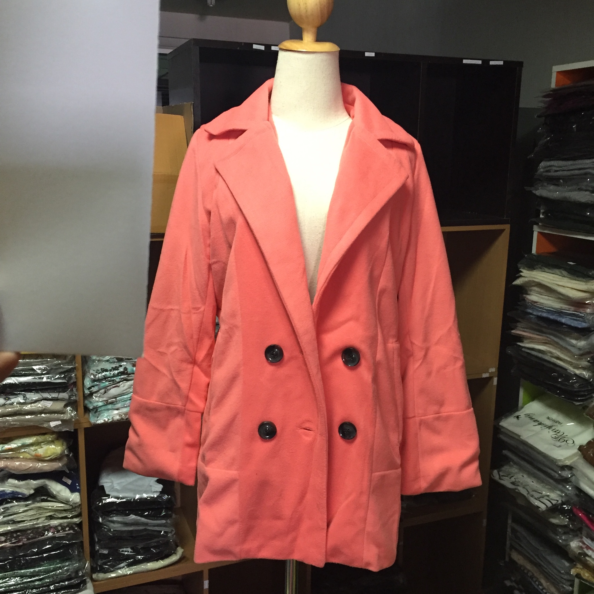 CLASSIC OLD ROSE COAT เนื้อผ้าไม่หนามาก เหมาะกับไปเที่ยวช่วงนี้จ้า ผ้าสำลีผสมสักกะหลาด บุซับใน [ เสื้อโค้ท กันหนาว สีโอรส ] พร้อมส่ง ORANGE