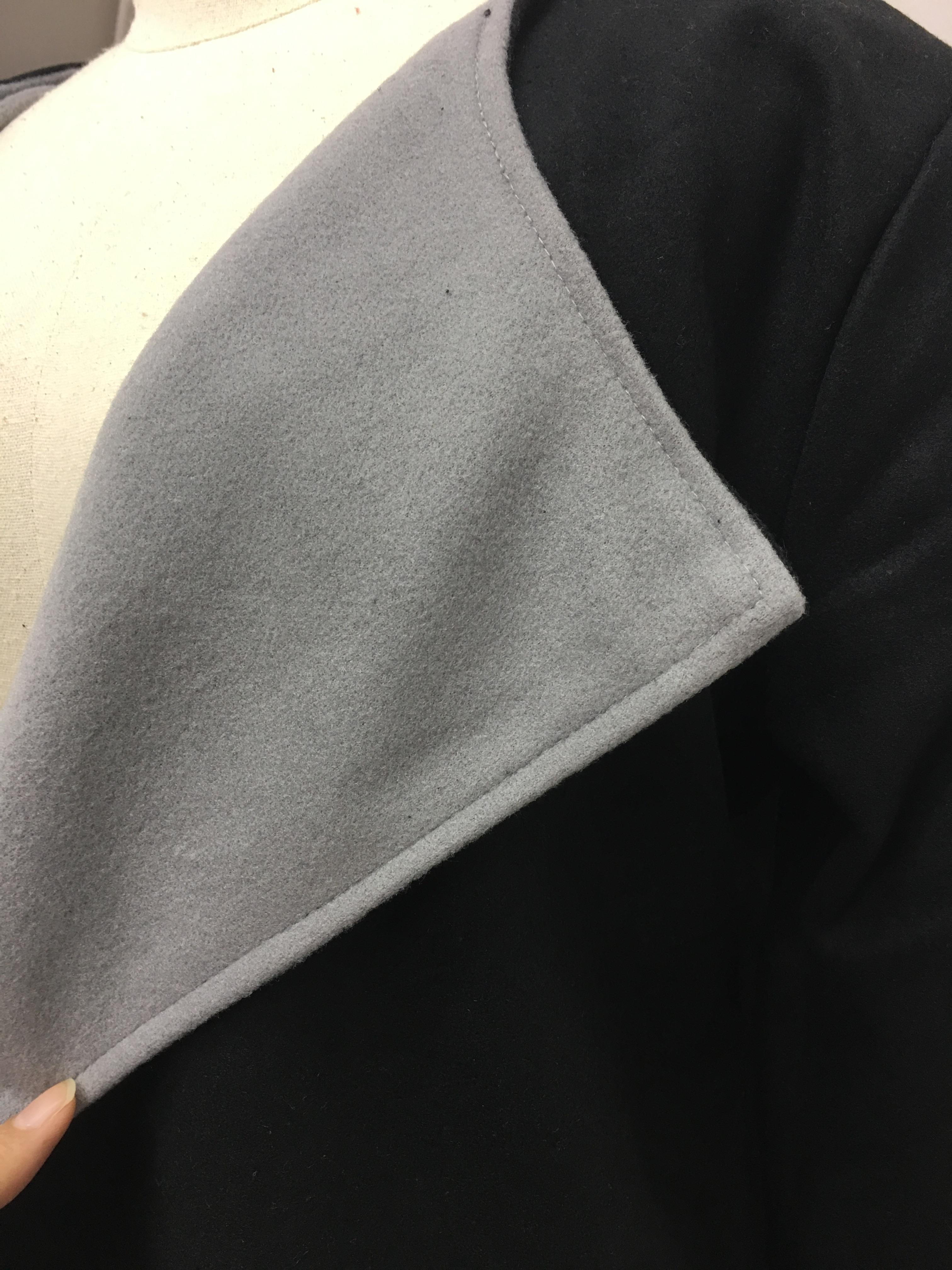 เสื้อโค้ทกันหนาว สีดำเทา ทรงยาว ผ่าข้าง ด้านนออกเป็นผ้าวูลผสมสักกะหลาด ขอบด้านในเป็นผ้าสำลี บุซับในกันลม พร้อมส่งจ้า