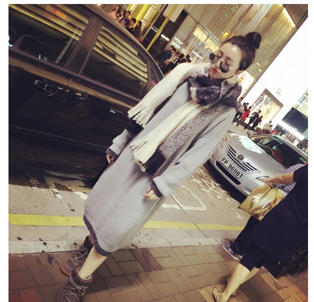 Sweater เสื้อไหมพรมถักตัวยาว ใส่ตัวเดียวเป็นเดรสได้เลย เก๋ๆ ไหมพรมนุ่มยืดได้เยอะ แต่ไหมพรมสีเข้มช่วงปลายแขนเสื้อและชายเสื้อ