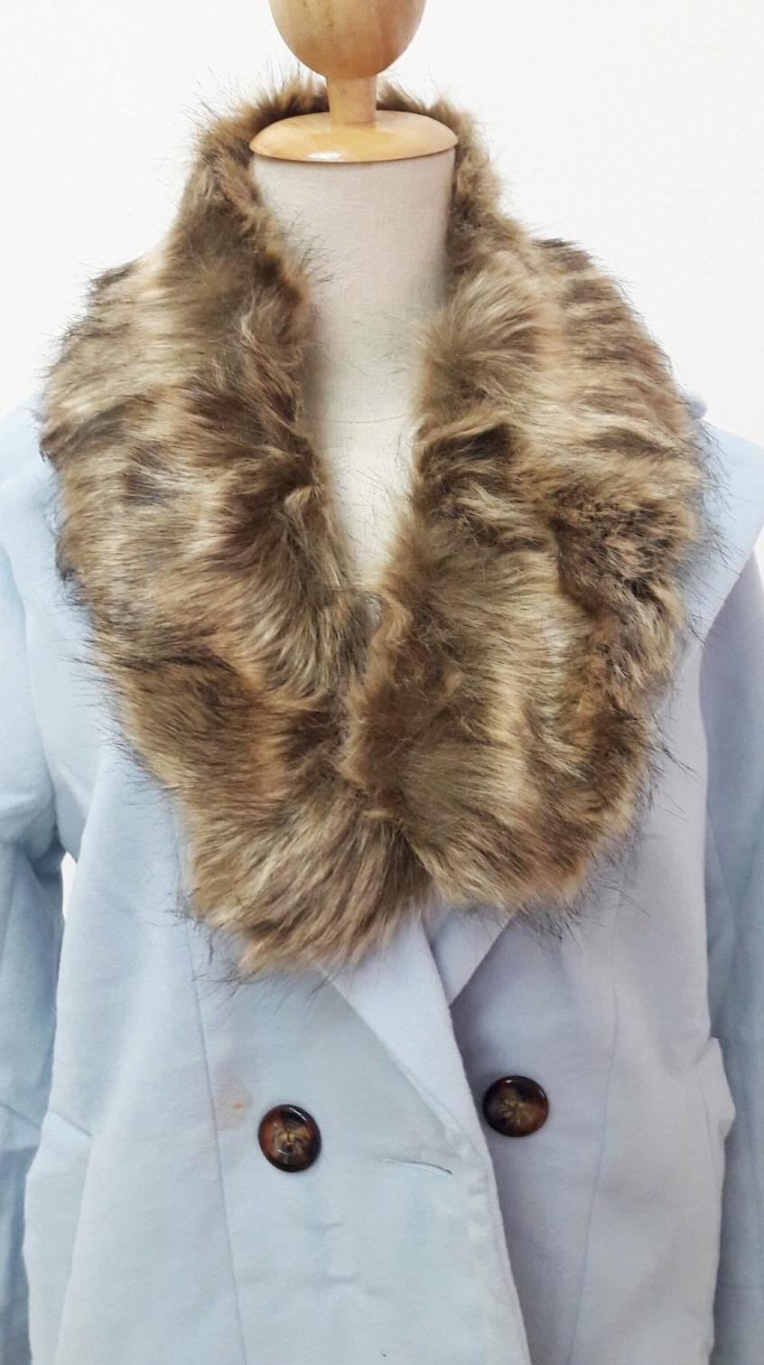ขนเฟอร์ fur สีน้ำตาล ขนนุ่มลื่น ใช้ติดเสื้อหนาว หรือใช้พันคอเพิ่มความเก๋ มิกได้กับทุกชุด มาพร้อมกระดุมใส