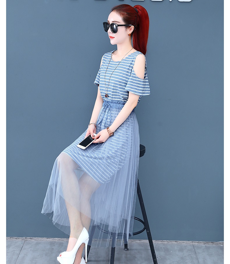 Dress4619 เซ็ท(เดรส+กระโปรง) เดรสยาวเว้าไหล่ลายริ้วสีฟ้าขาวผ้านุ่มยืดหยุ่นสูง+กระโปรงยาวผ้ามุ้งสองชั้นเอวยางยืดสีฟ้าเข้าชุด งานน่ารักเก๋ๆ ดูดีไม่ซ้ำใคร แมทช์ได้ลงตัว ใส่ได้ทุกโอกาส