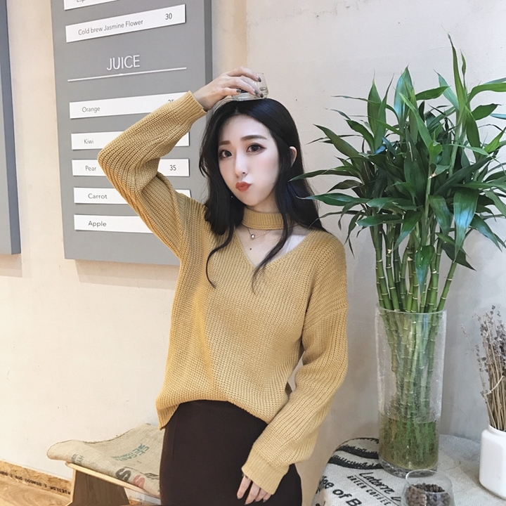 สีเหลืองน้ำตาล : เสื้อสเวตเตอร์ ไหมพรมคอวี แต่งสายคาด ลายทางในตัว ไหมพรมเส้นเล็ก เนื้อนุ่ม พร้อมส่ง