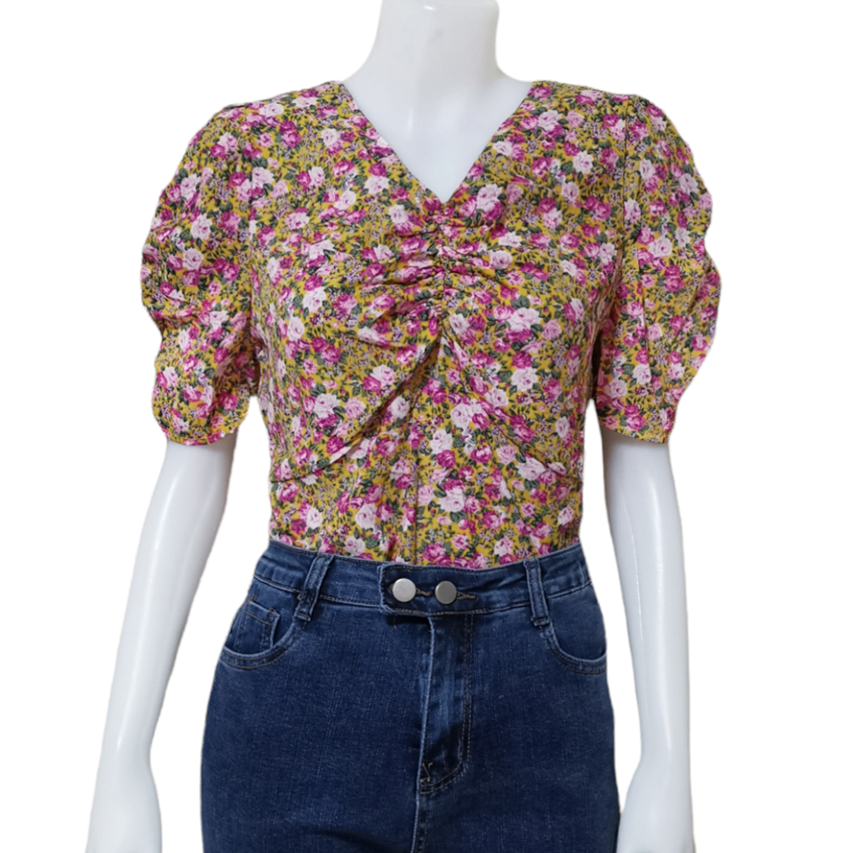 Blouse4056 เสื้อชีฟองลายดอกไม้ชมพูพื้นสีเหลือง แต่งสม็อคกลางอกดูมีทรง ผ้าชีฟองเกรดพรีเมียมเนื้อดีมีน้ำหนักนุ่มใส่สบาย