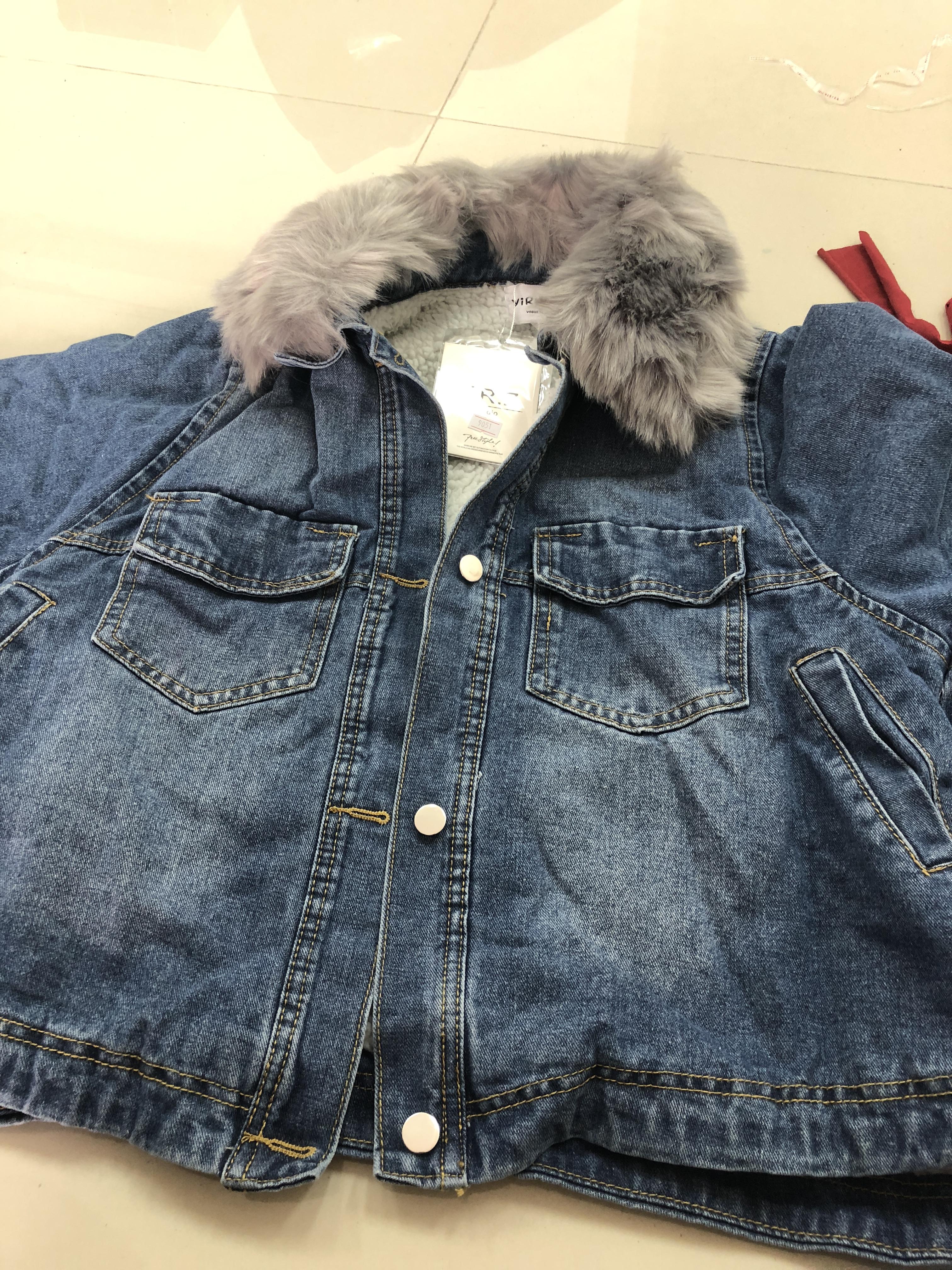 เสื้อกันหนาว ช่วงตัวเป็นผ้ายีนส์ ด้านในบุขนอุ่นมาก พร้อมขนเฟลอฟูนุ่มมาก งานดี การรันตีจ้า same pic