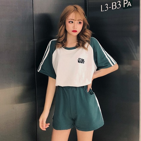 สาวตัวเล็กแต่งตัวกับชุดกีฬาเสื้อสีขาวมีลายเเถบเก๋ๆ คู่กับกางเกงขาสั้นสีเขียว