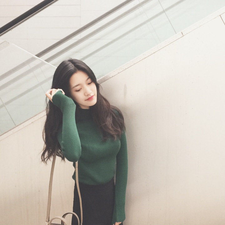 สีเขียว : เสื้อสเวตเตอร์ ไหมพรมคอตั้ง ลายทางในตัว ผ้ายืดได้เยอะ