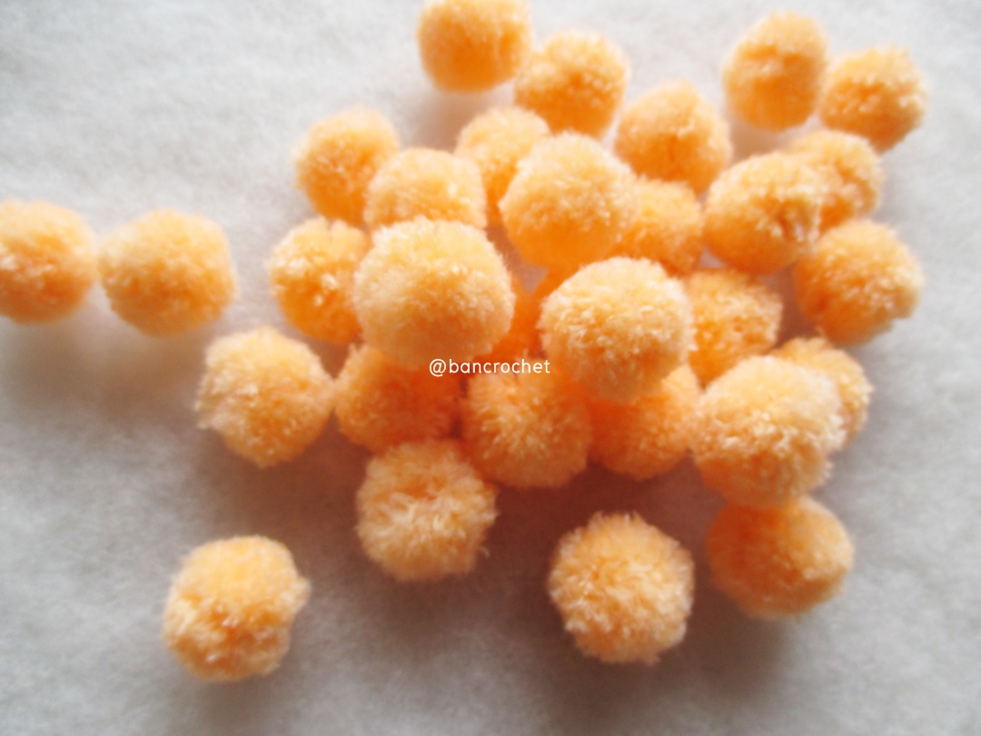 ปอมปอมไหมพรม ขนาด 2.5-3 ซม pom poms crochet ส้มอ่อน 2.5-3ซม.