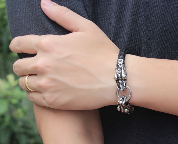 สร้อยข้อมือผู้ชาย หนังแท้ สีดำ ดีไซน์ เป็น หัวมังกร เงิน คาบห่วง 2 หัว ตัวสายสร้อยข้อมือ ทำเป็นหนังถัก สร้อยข้อมือ เสริมบารมี no 285701