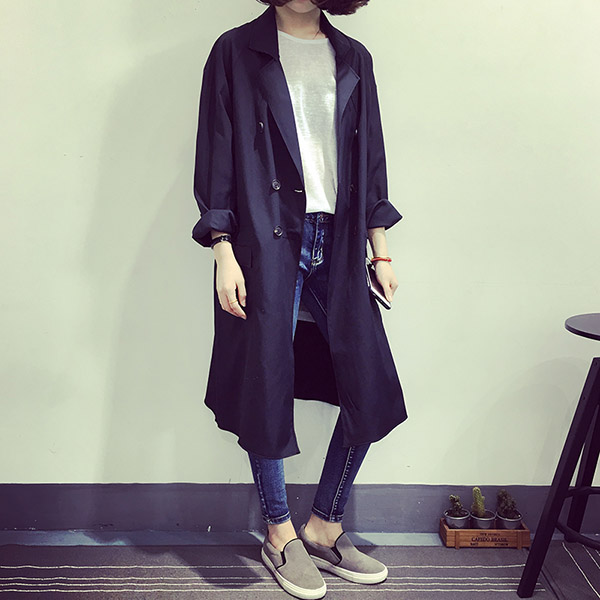 เสื้อคลุมสไตล์เกาหลี ทรงยาว ผ้าเนื้อด้าน ไม่หนา ใส่คลุมกำลังดี เท่ๆ พร้อมส่งเลยจ้า สีกรมท่า