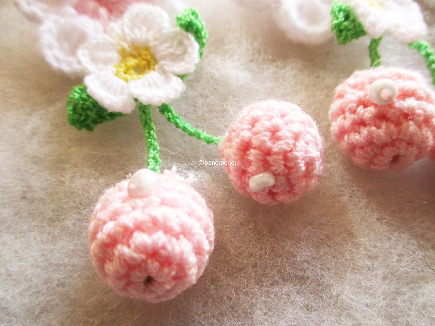 Bancrochet ช่อสตรอเบอรรี่ถักโครเชต์ crochet mini strawberry สีชมพู 2 นิ้ว
