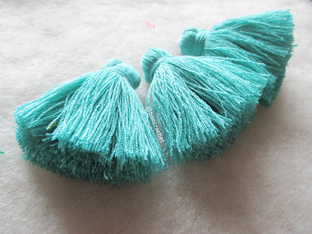 พู่แบบหนาฟู ขนาด 2 นิ้ว 4 ply tassel crochet acrylic yarn 4 ply เขียว 2 นิ้ว