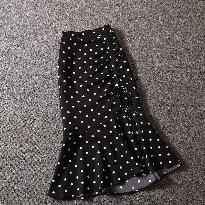 Skirt366 กระโปรงเอวสูงชายระบายลายจุดสีดำ ซิปหลัง มีซับใน ผ้าโพลีเนื้อดีเรียบสวยไม่ยับง่าย งานดีทรงดีลายสวย ดีเทลเก๋ๆ ดีงาม แมทช์กับเสื้อทรงไหนก็เข้า ใส่เที่ยว/ใส่ทำงานได้