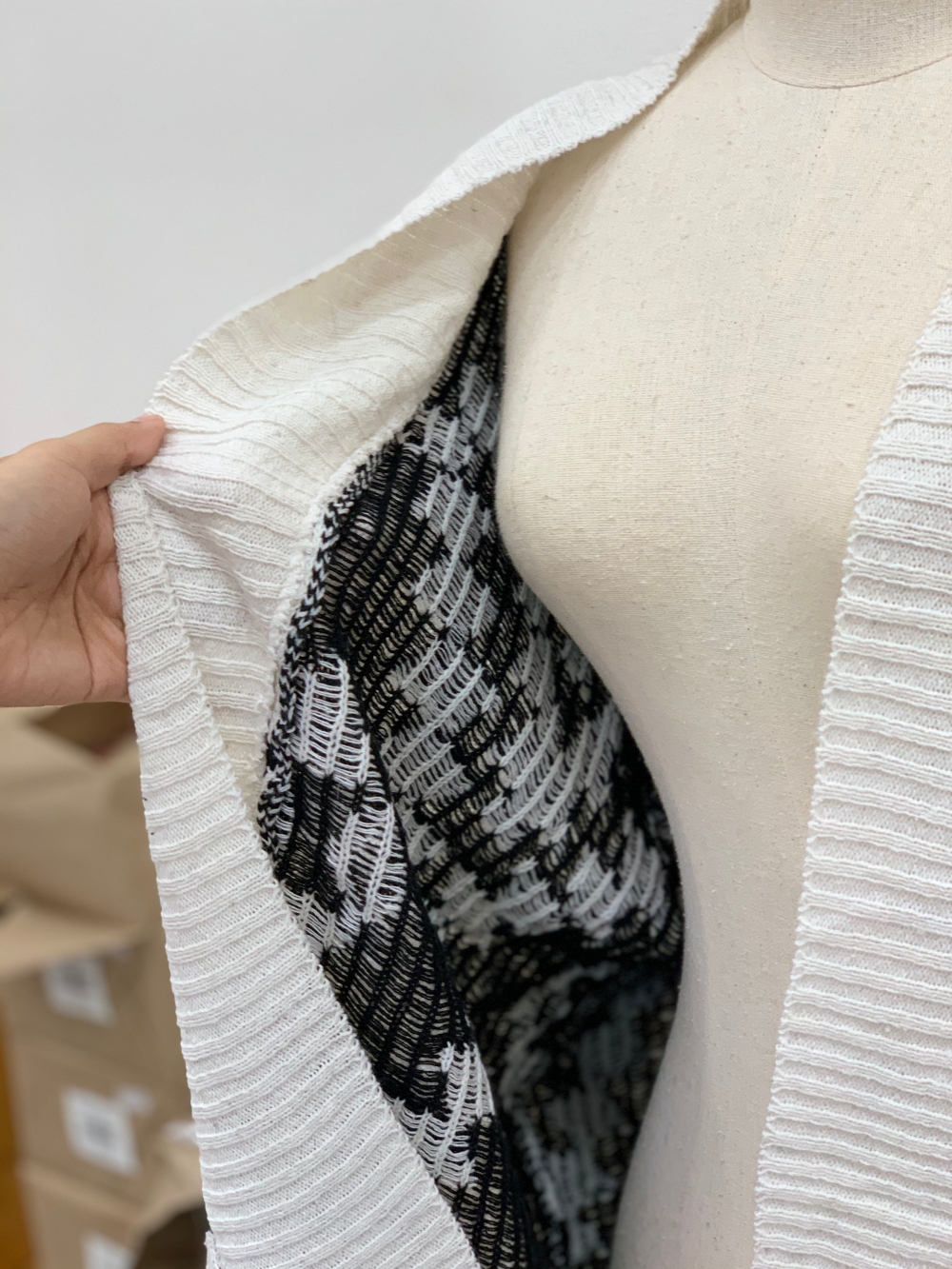 เสื้อกันหนาวไหมพรมถัก ทรงสวย แต่งลายเก๋ ครีม-ดำ ครีม-ดำ ครีม-ดำ