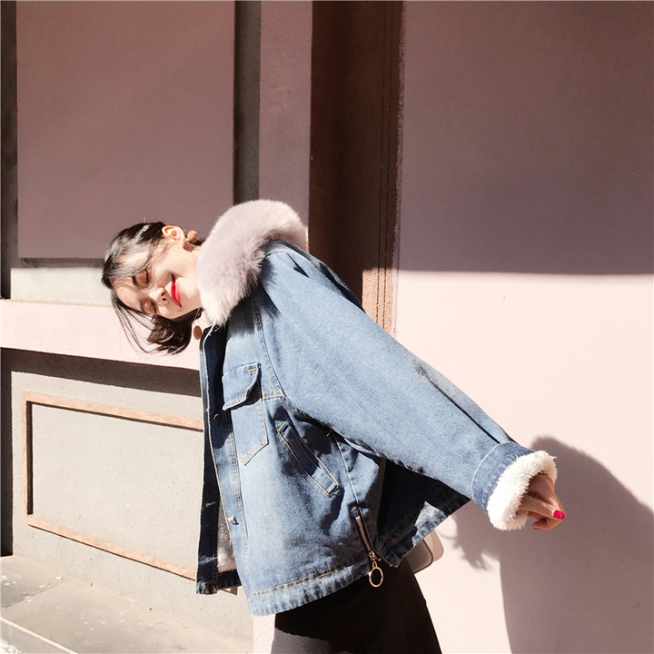 เสื้อกันหนาว ช่วงตัวเป็นผ้ายีนส์ ด้านในบุขนอุ่นมาก พร้อมขนเฟลอฟูนุ่มมาก งานดี การรันตีจ้า same pic