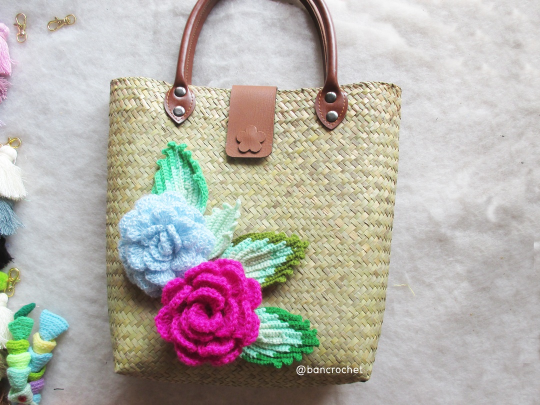 bancrochet กระเป๋ากระจูดสาน ประดับดอกไม้ ขนาด 12*4*18 นิ้ว basket weave bags ธรรมชาติ 12*4*18 นิ้ว