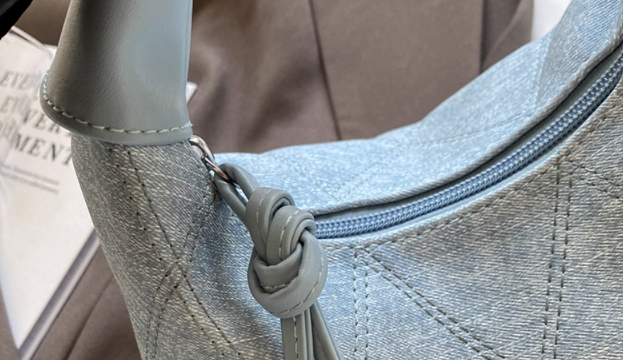 กระเป๋าสะพายข้าง ผู้หญิง ผ้ายีนส์ กระเป๋าสะพายใหญ่ สวย ๆ ผสมผสาน กับหนังแท้ อย่างลงตัว 217973