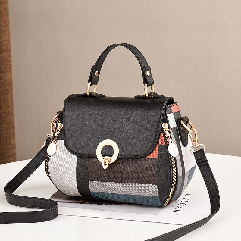 กระเป๋าสะพายข้างผู้หญิง กระเป๋าแฟชั่น By AKAF