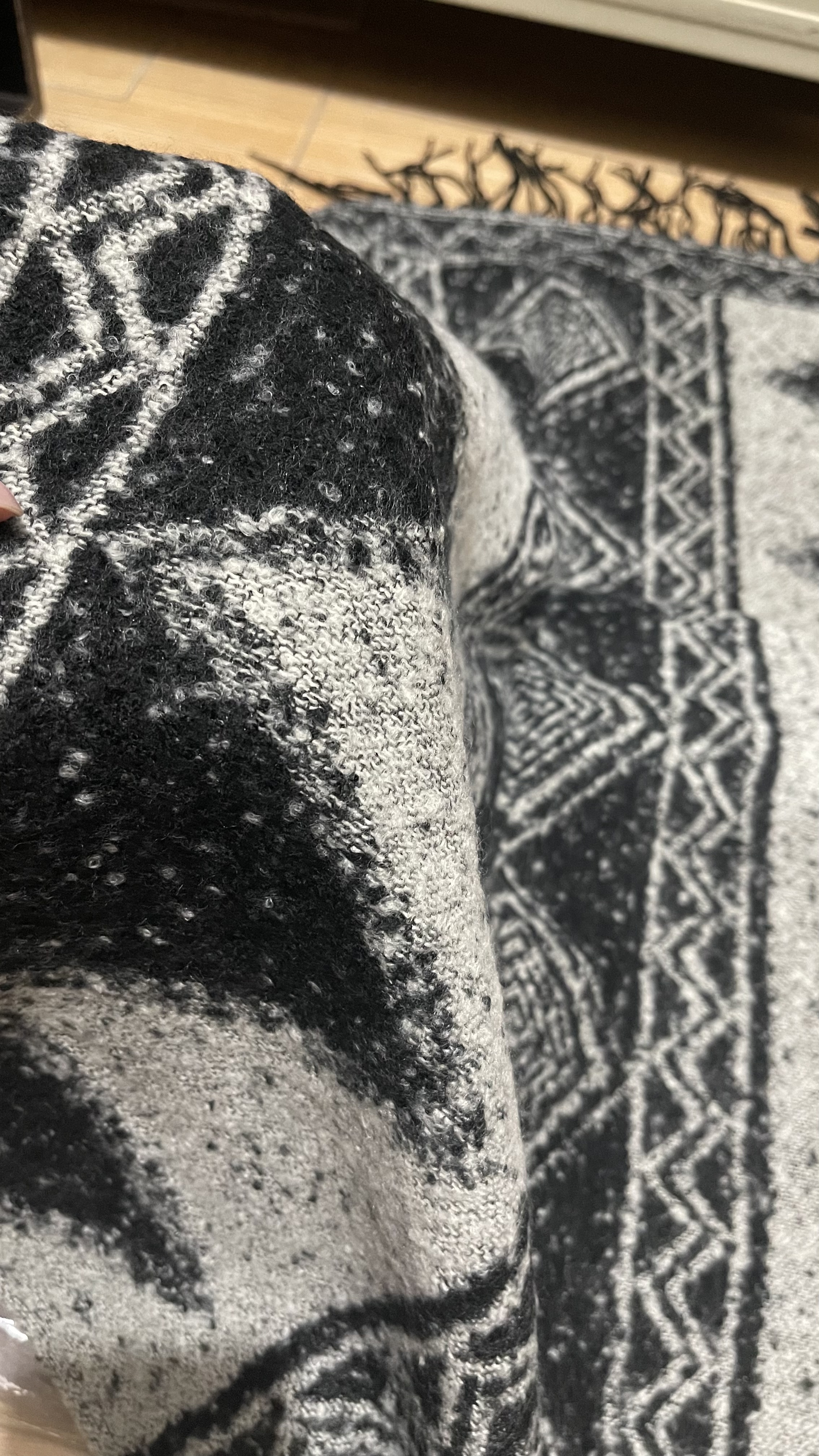 ผ้าพันคอ/ผ้าคลุมไหล่ กันหนาว เนื้อนุ่ม ลายดำขาว เกาหลี งานดีค่ะ พร้อมส่ง same pic