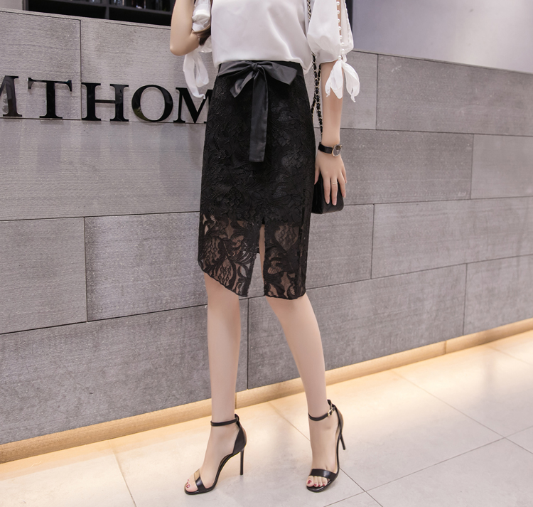 Skirt386 กระโปรงลูกไม้สีดำทรงเข้ารูปซิปหลังผูกโบว์เอวมีซับใน ผ่าชายเล็กน้อยเพื่อความคล่องตัว งานสวยดูดี แมทช์กับเสื้อทรงไหนก็เข้า ใส่เที่ยว/ใส่ทำงานได้