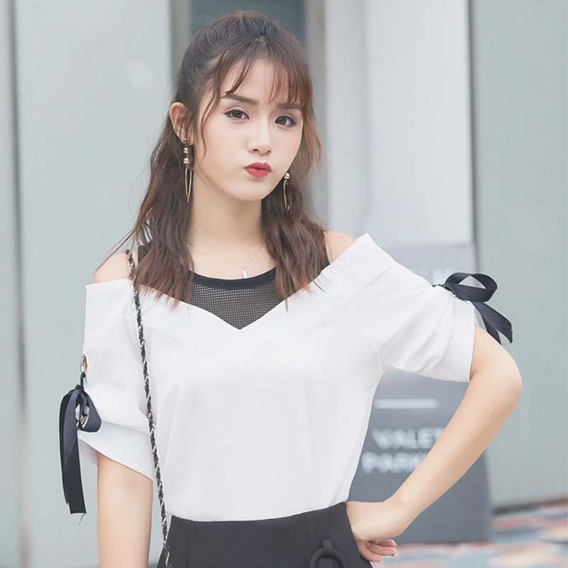 Blouse3794 เสื้อแฟชั่นเว้าไหล่ ช่วงบ่าแต่งผ้าตาข่ายสีดำ แขนผูกโบว์เก๋ๆ ผ้าโพลีเนื้อดีหนาทึบแสงสีพื้นขาว งานน่ารักผ้าเนื้อดีนุ่มใส่สบาย แมทช์กับกระโปรงหรือกางเกงได้หลายสไตล์