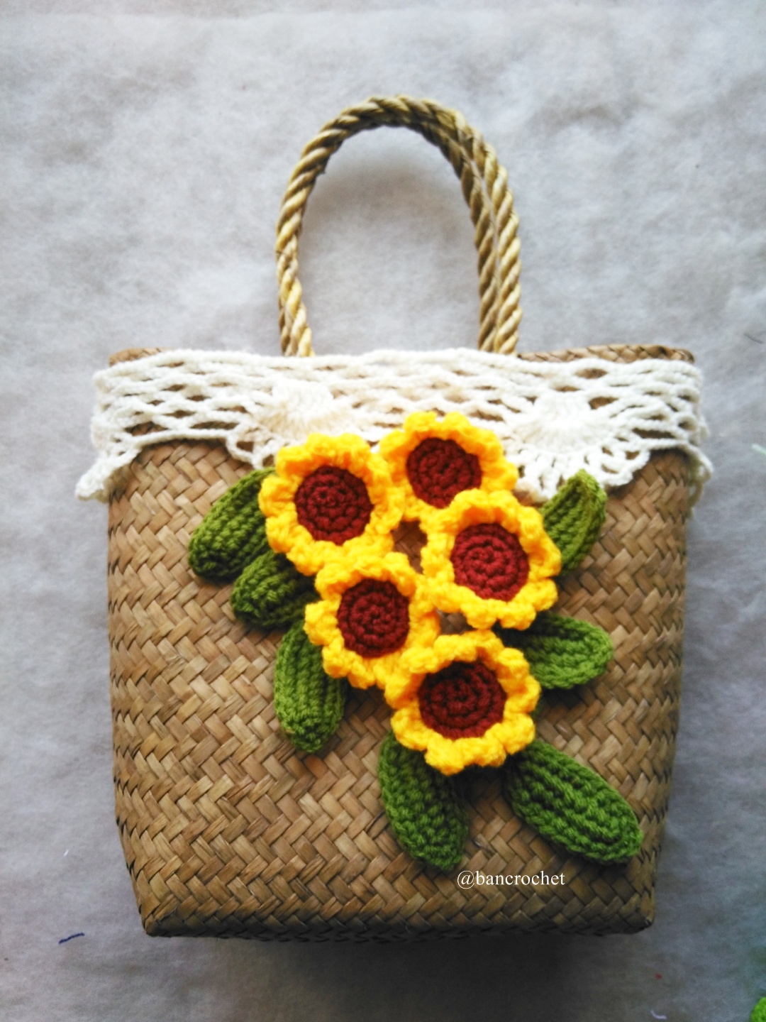 กระเป๋ากระจูดสาน ประดับดอกไม้ ขนาด 7*7*3.5*9.5 นิ้ว basket weave bags ธรรมชาติ 7*7*3.5*9.5 นิ้ว