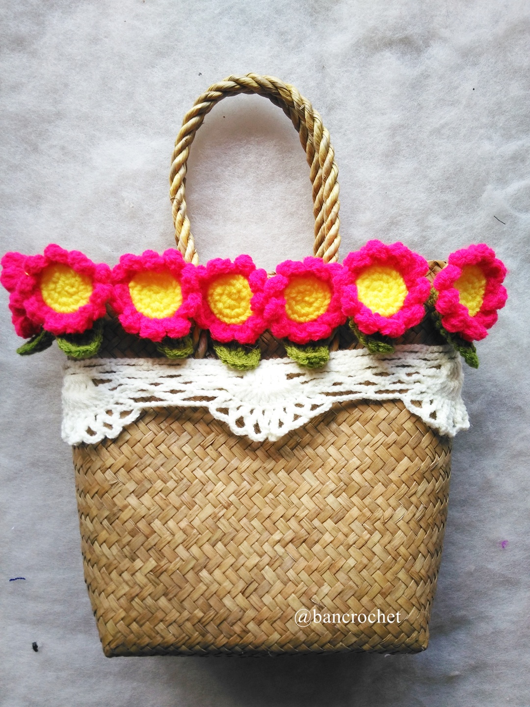 กระเป๋ากระจูดสาน ประดับดอกไม้ ขนาด 7*7*3.5*9.5 นิ้ว basket weave bags ธรรมชาติ 7*7*3.5*9.5 นิ้ว