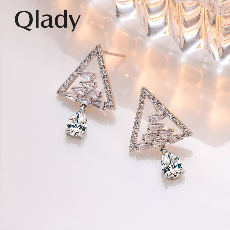 ต่างหู ตุ้มหูแฟชั่น By Qlady