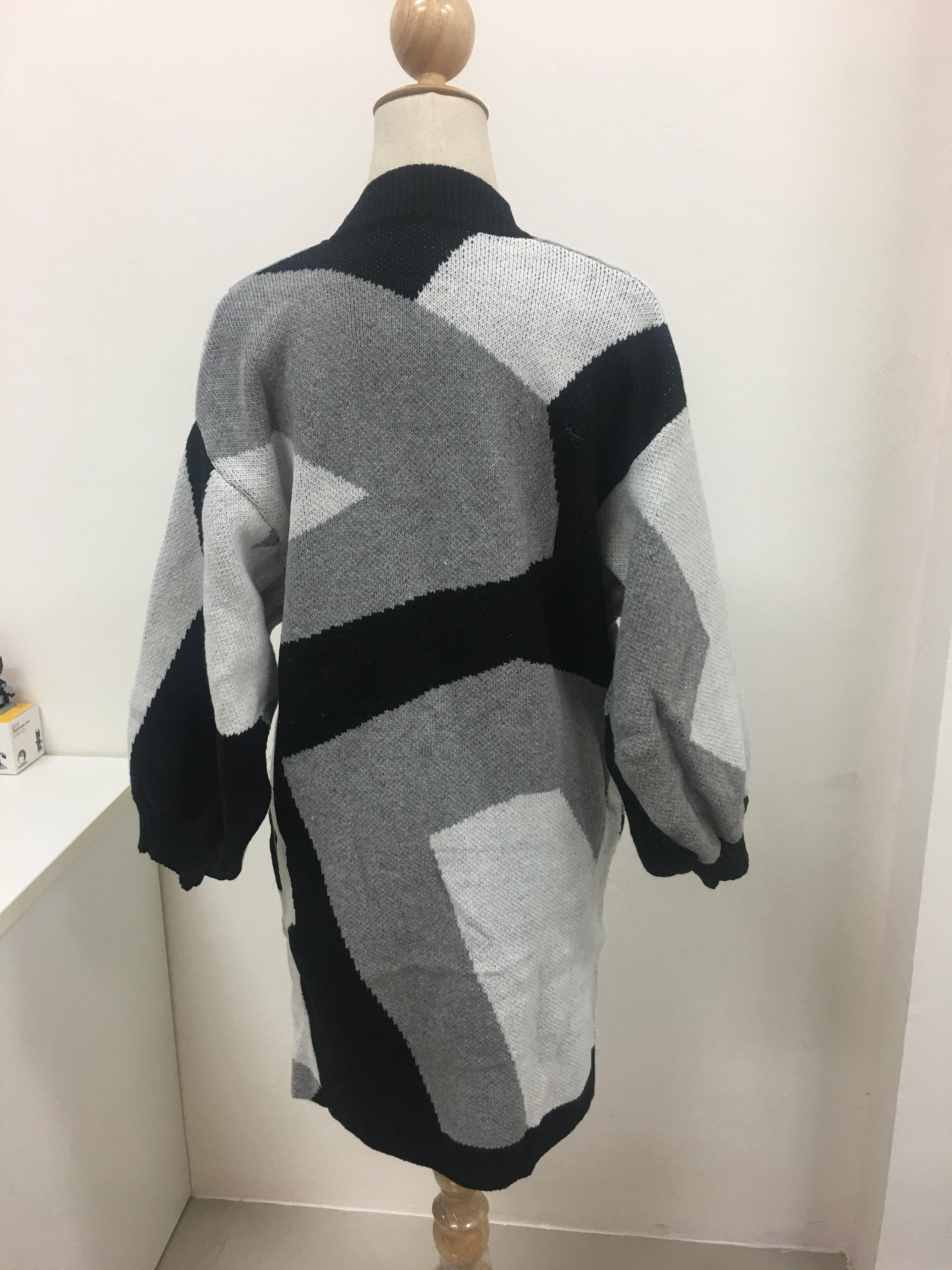 เสื้อคลุมกันหนาว ยาว 34 นิ้ว ไหมพรม ทอลายขาวดำ เก๋ๆ