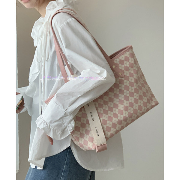 กระเป๋าสะพายข้างผู้หญิง กระเป๋าสะพายสไตล์เกาหลี By Japanese フェンディ authentic bag