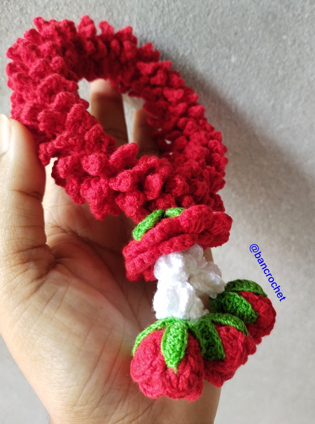 Bancrochet พวงมาลัยกุหลาบสีแดงถัก Crochet Thai Garland แดง 8*15 cm