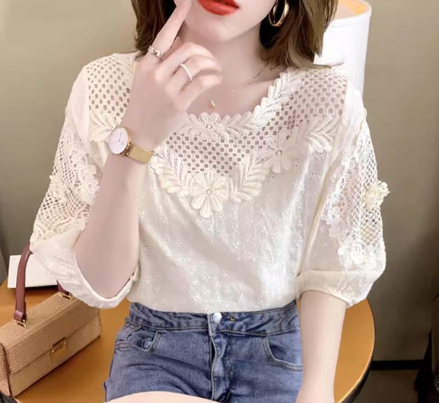 แฟชั่น เสื้อลูกไม้ แบบวัยรุ่น น่ารัก ๆ ดีไซน์ เปิดช่วงคอ มีความเซ็กซี่เล็กน้อย เสื้อลูกไม้ ใส่ทำงาน ออกงาน 675016
