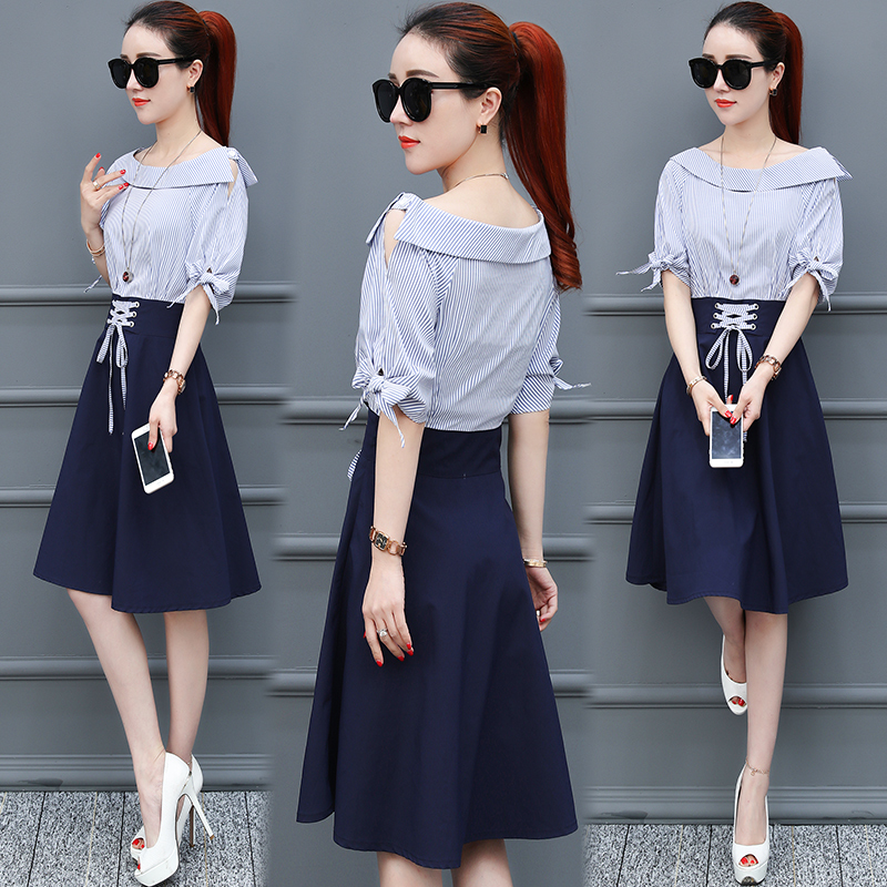 Dress4617 เดรสปาดไหล่ลายริ้วเล็กสีฟ้าขาวตัดต่อกระโปรงผ้าซาร่าสีพื้นกรม แขนสามส่วนผูกโบว์ เอวแต่งเชือกผูก