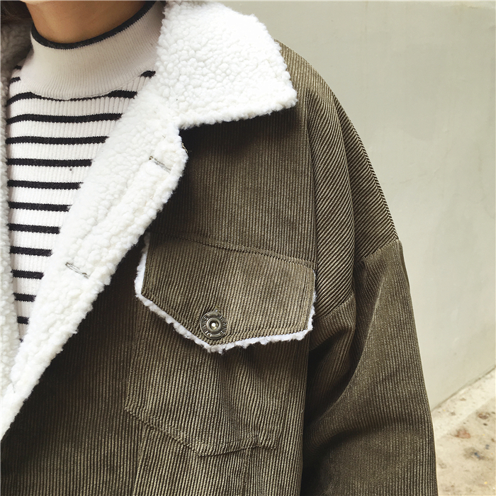 แจ็คเก็ตผ้าลูกฟูก สีเขียงขี้ม้า ด้านในบุขนแกะช่วงตัว เนื้อบางเบา ใส่ชิลๆวันสบายๆ