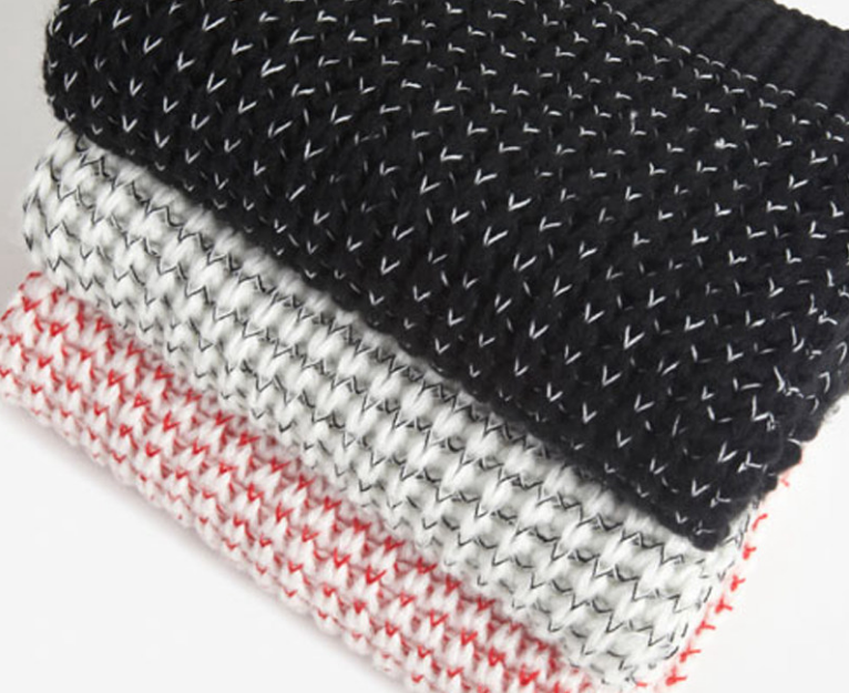 ผ้าพันคอกันหนาว ไหมพรม เกาหลี สีขาวแซมแดง น่ารักสดใส พร้อมส่ง same pic