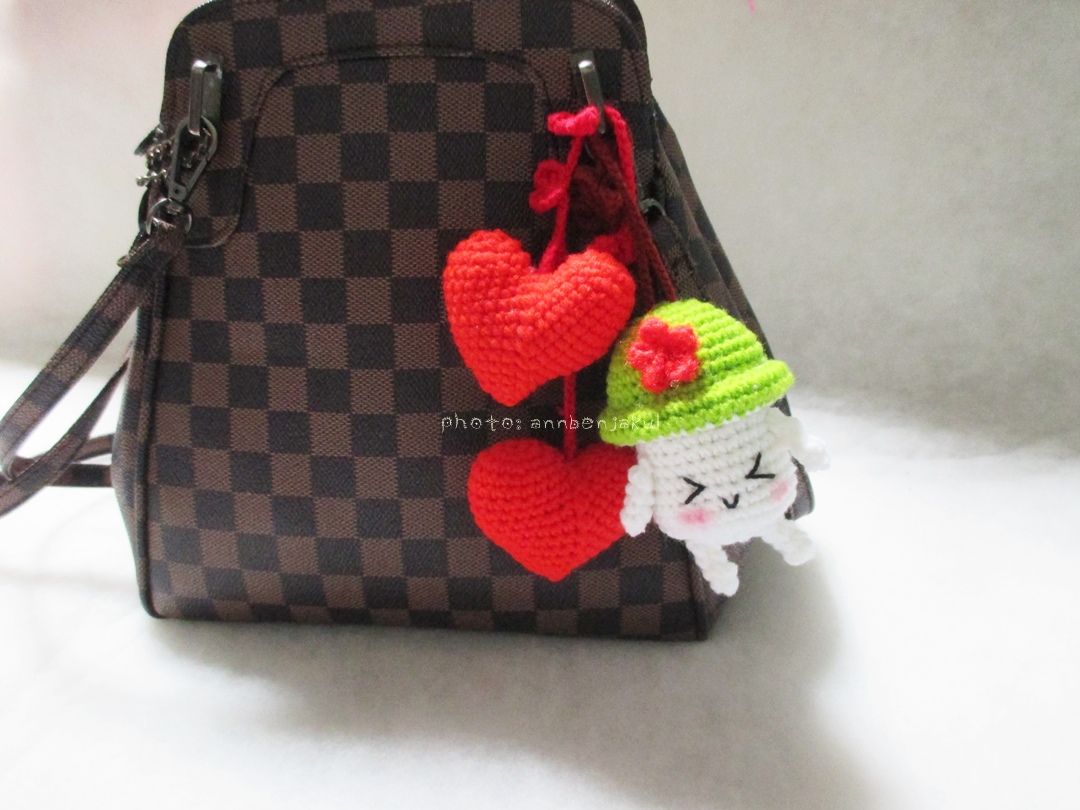 ที่ห้อยกระเป๋าเห็ดถักสีเขียวพร้อมห้อยหัวใจคู่