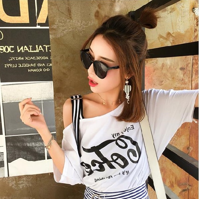 Blouse4068 เสื้อเปิดไหล่สายบ่าแต่งเข็มขัด สกรีนลายตัวอักษร ผ้าคอตตอนเนื้อนุ่มยืดหยุ่นสูง งานสวยดีเทลดีงาม ผ้านุ่มใส่สบาย แมทช์กับอะไรก็เข้า