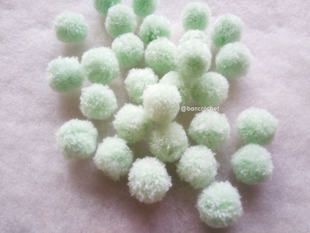 ปอมปอมไหมพรม ขนาด 2.5-3 ซม pom poms crochet เขียวอ่อน 2.5-3ซม.