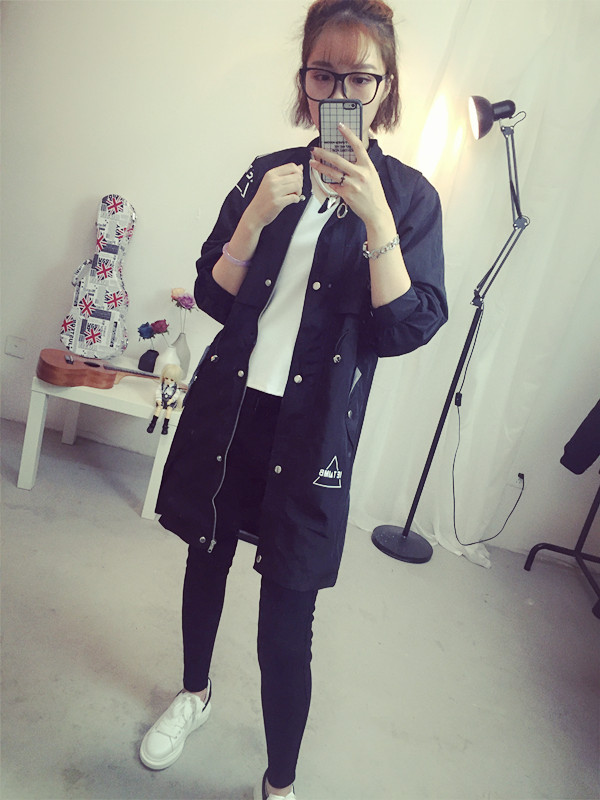 เสื้อคลุมสไตล์เกาหลี ทรงยาว ผ้าร่มเนื้อบางบุซับในช่วงอก แต่สกรีนลายจามจุดต่างๆ ดีเทลช่วงหลังเก๋ๆ พร้อมส่ง