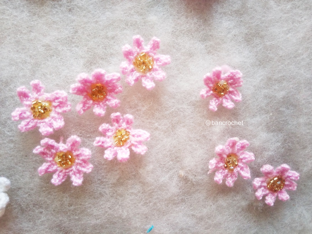 Bancrochet ดอกไม้จิ๋วถักโครเชต์ crochet mini flowers สีชมพูอ่อน 0.5 นิ้ว