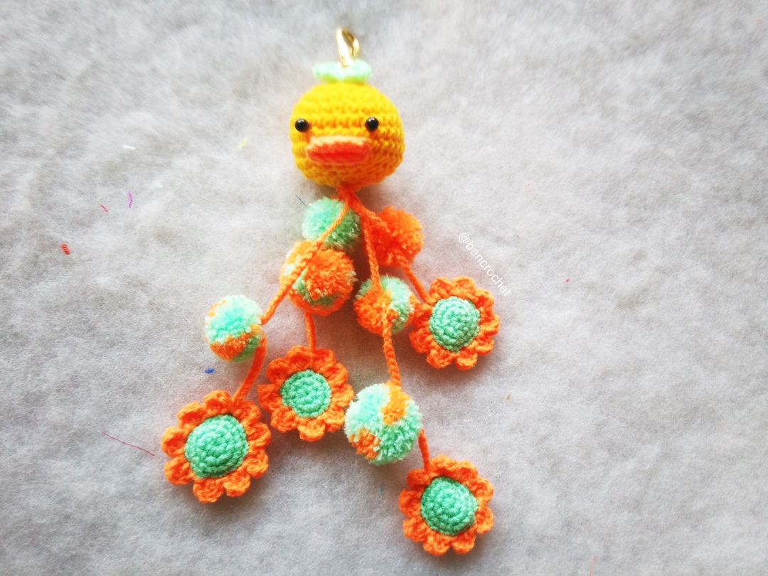 Bancrochet พวงกุญแจห้อยกระเป๋าเป็ดน้อยทานตะวัน yellow duck and sunflowers keychain สีส้ม 10 นิ้ว