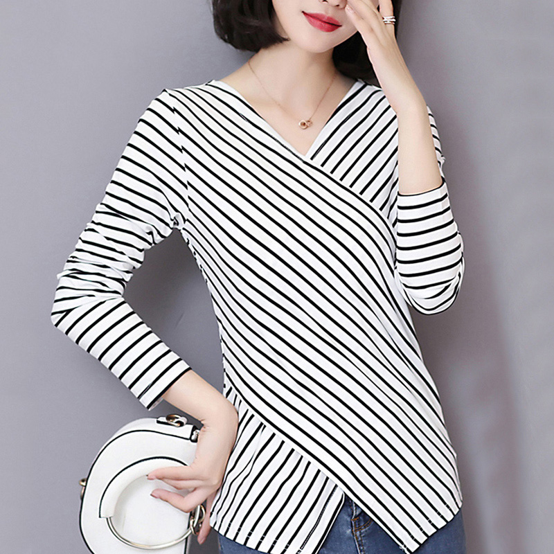 Blouse3826 เสื้อยืดคอวีป้ายชายแหลมลายริ้วสีขาว แขนยาว ผ้าคอตตอนสแปนเด็กซ์เนื้อดียืดหยุ่นสูงใส่สบาย งานสวยแมทช์กับขาสั้นหรือขายาวก็น่ารักไม่แพ้กัน