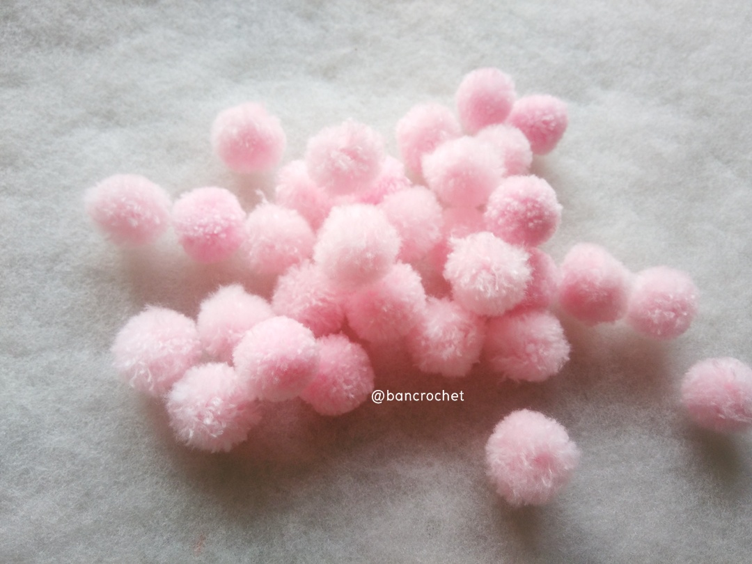 ปอมปอมไหมพรม ขนาด 2.5-3 ซม pom poms crochet ชมพูอ่อน 2.5-3 ซม.