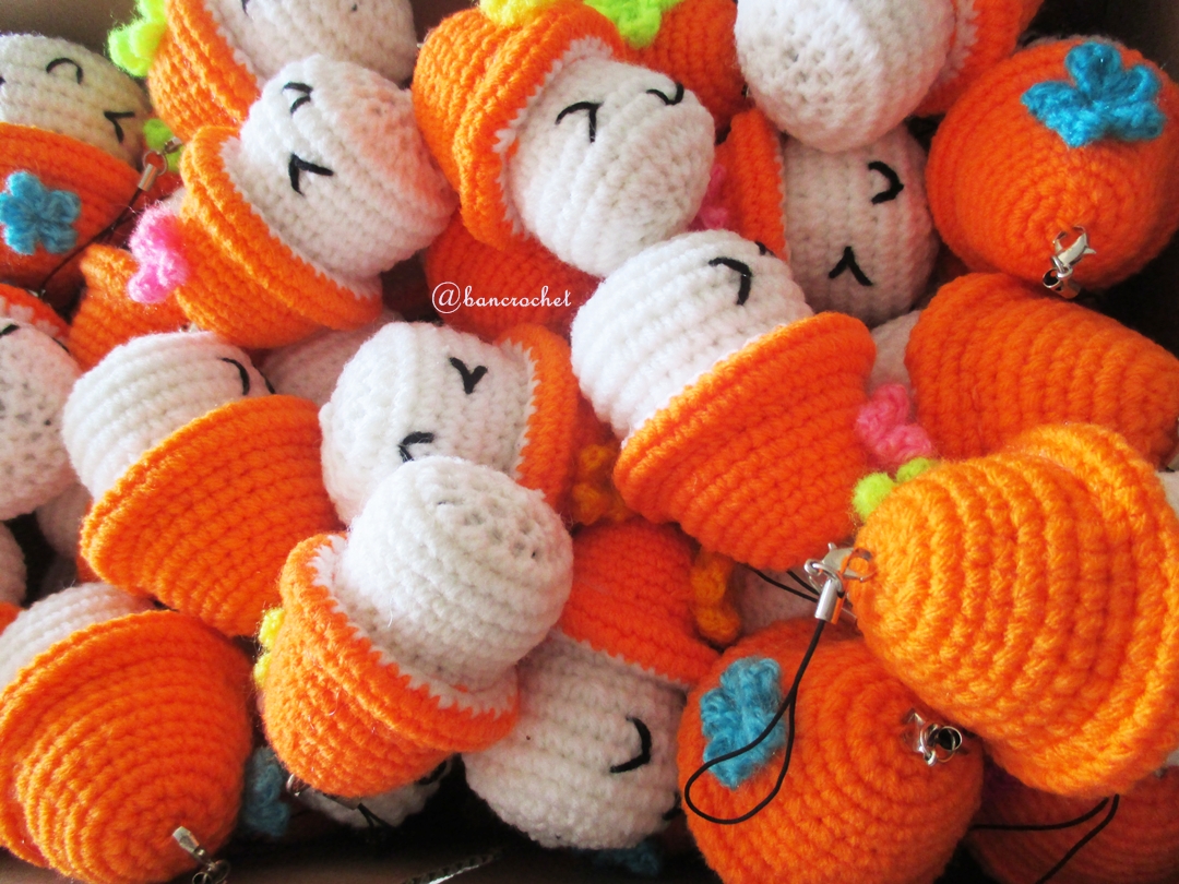 พวงกุญแจเห็ดถัก สีส้ม