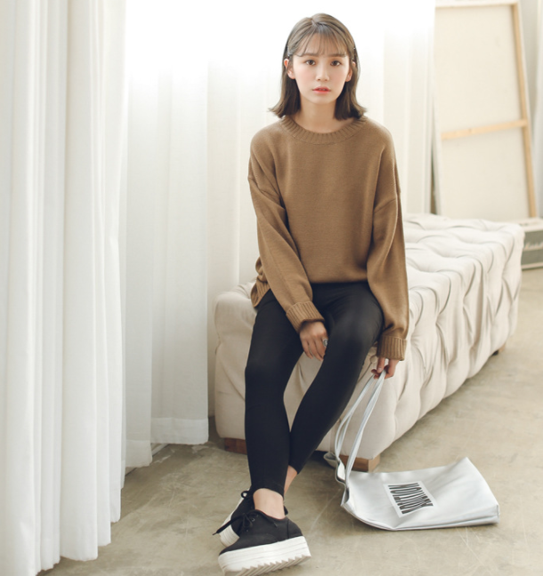 Sweater เสื้อสเวทเตอร์แขนยาว สีน้ำตาล ทรงสวย จะใส่เดี่ยวไหรือใส่โค้ทคลุมก็เริ่ด