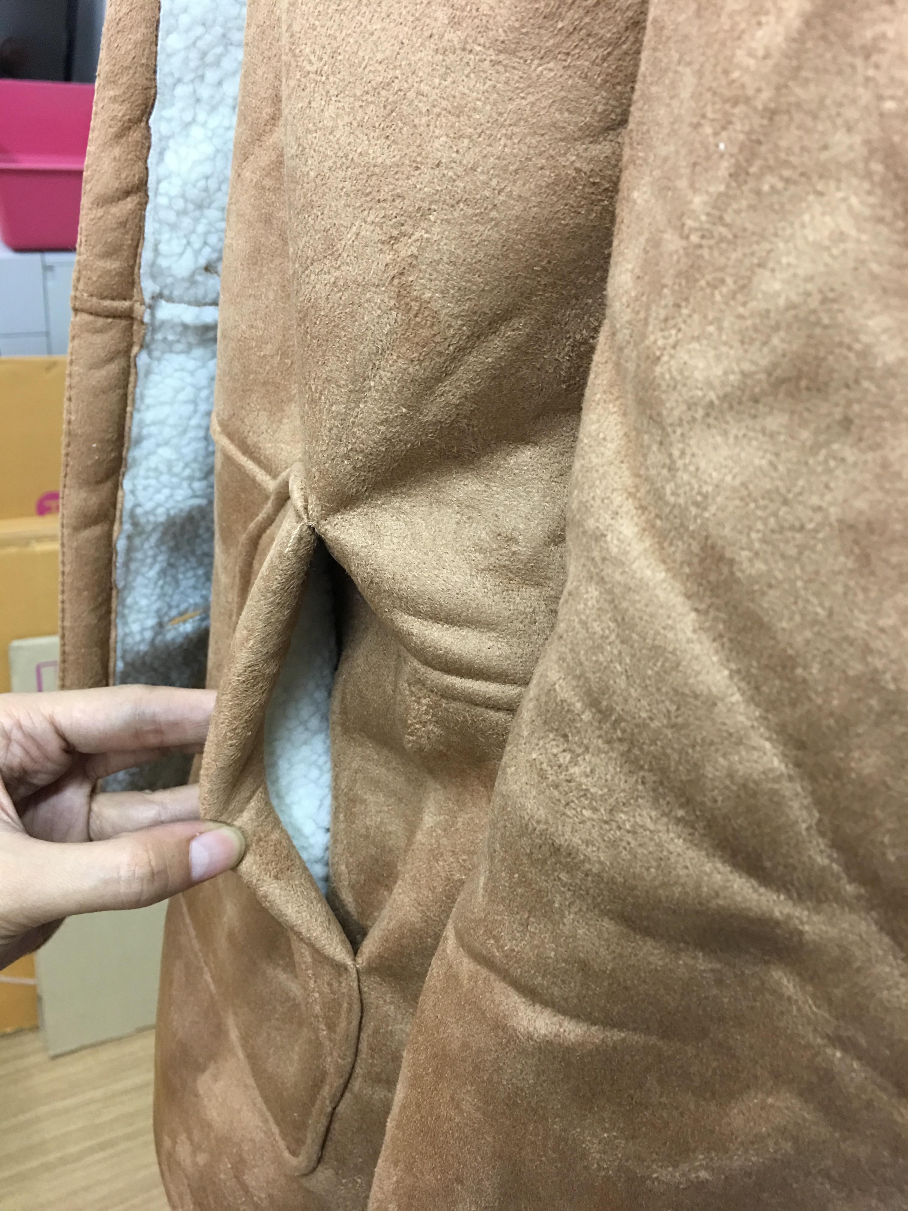 เสื้อโค้ทกันหนาว เนื้อผ้าคล้ายๆหนังกลับ แต่งขนแกะ ดูดี อุ่นนนน แบบเก๋สุดๆ พร้อมส่งเลยจ้า งานตามแบบ