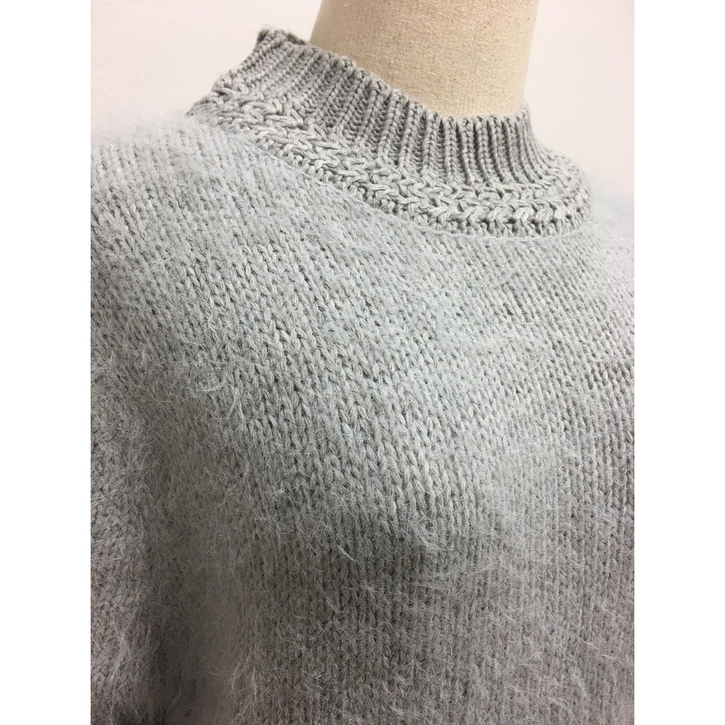 Sweater เสื้อไหมพรมถักขนๆ สีเทา แต่งดีเทลช่วงแข ใส่ตัวเดี๋ยวได้เลยเก๋ๆ ยืดได้เยอะ เทา
