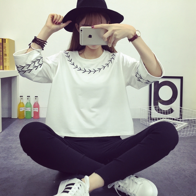 เสื้อแฟชั่น แต่งลายปัก แขน 4 ส่วน สไตส์เกาหลี ผ้าดี พร้อมส่ง same pic