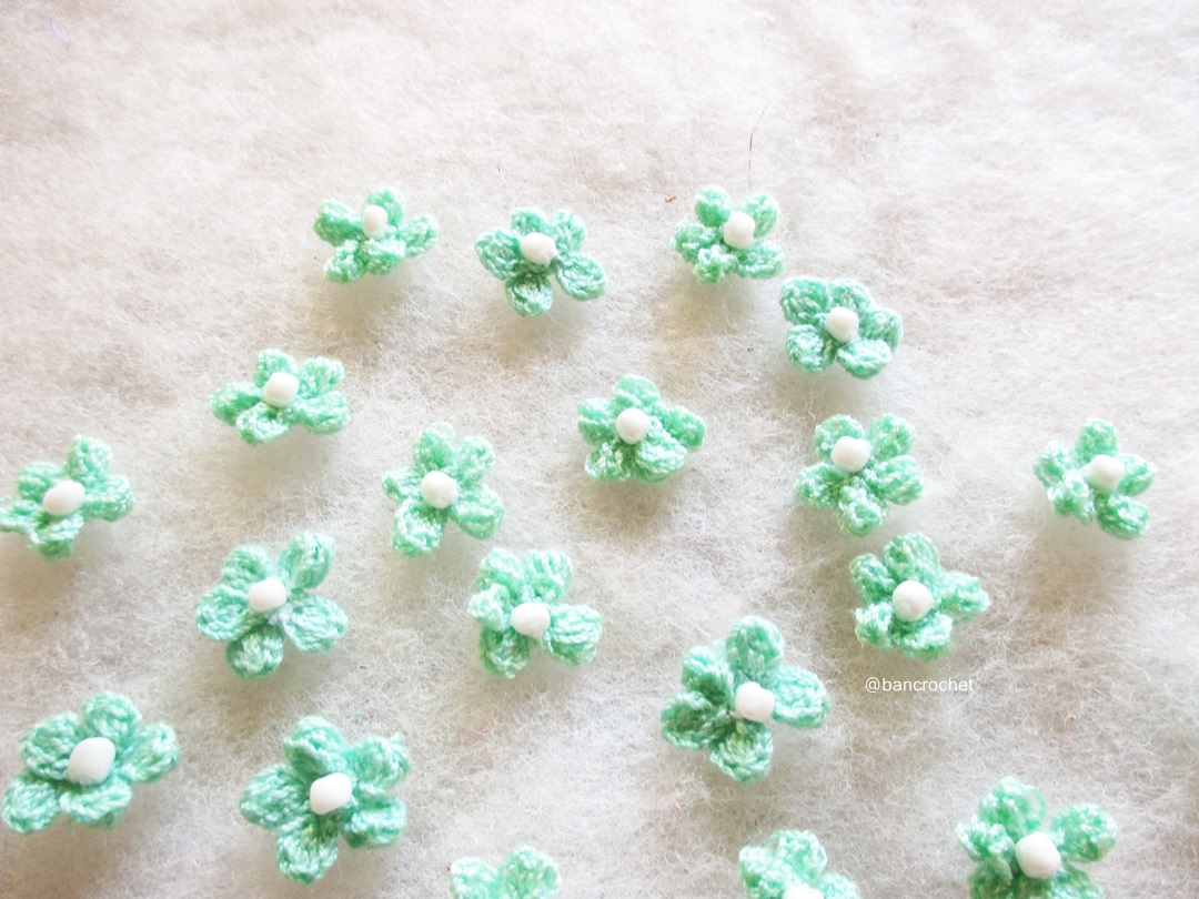 Bancrochet ดอกไม้จิ๋วถักโครเชต์ crochet mini flowers สีเขียว 0.5 นิ้ว