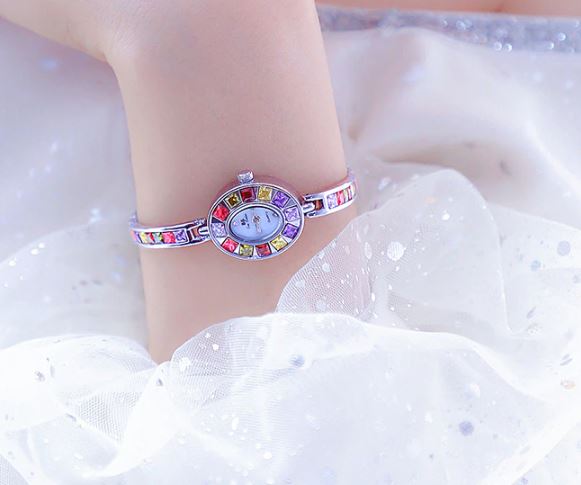 นาฬิกาข้อมือ ฝังเพชร อัญมณี หลากสี สวยหรู นาฬิกาแบบ สร้อยข้อมือ หน้าปัดรูปไข่ สวยอย่างลงตัว 677800