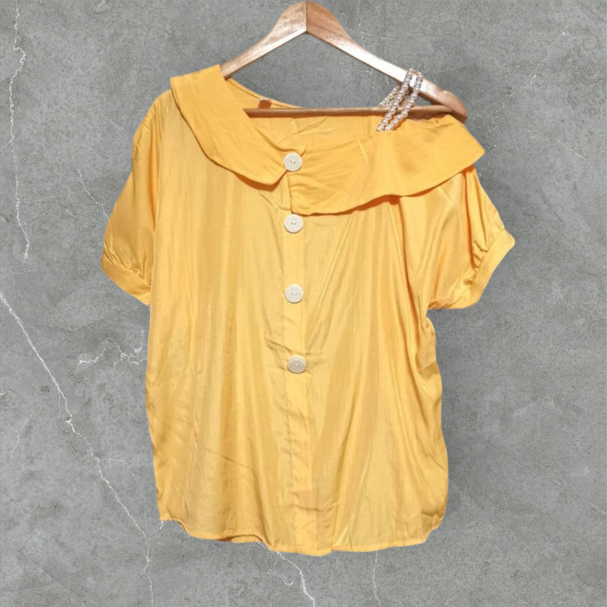 Blouse3976 เสื้อเปิดไหล่เฉียงแต่งเส้นมุกเพิ่มดีเทลความน่ารัก ผ้าสปันเนื้อดีมีน้ำหนักทิ้งตัวใส่สบาย งานดีผ้านุ่มน่าใส่ แมทช์กับขาสั้นหรือขายาวก็น่ารักไม่แพ้กัน มี 3 สี ส้ม, เหลือง, ม่วง